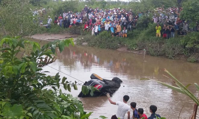 Trục vớt xe Mercedes từ rạch lên