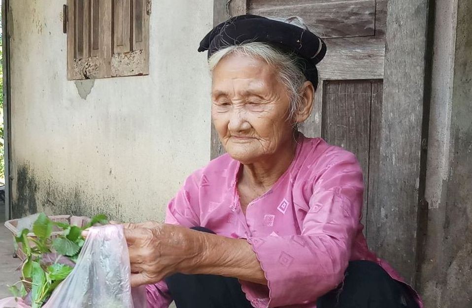 Cụ Đỗ Thị Mơ vẫn trồng rau, nuôi gà mang ra chợ bán để trang trải cuộc sống hàng ngày