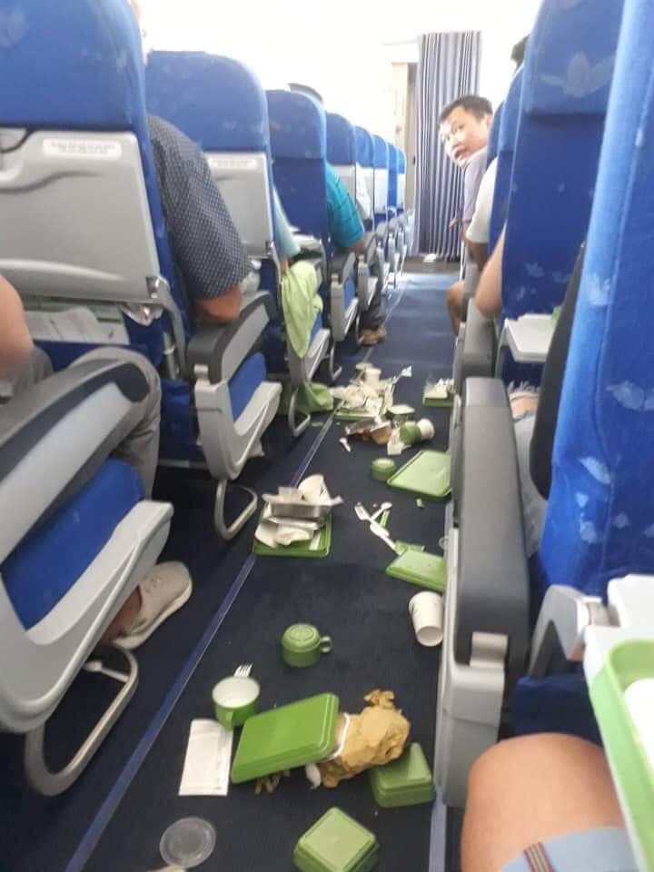 Hình ảnh thức ăn vương vãi xuống sàn máy bay. Ảnh: Q.B