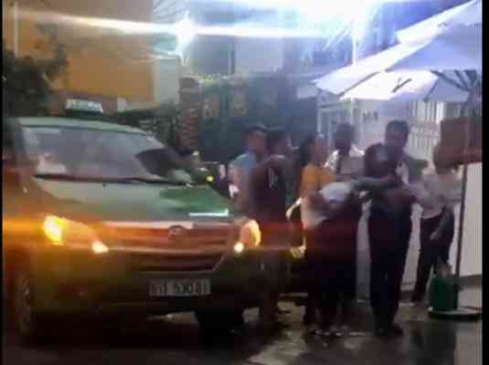 Hình ảnh nhóm người bắt giữ 3 cháu nhỏ khỏi căn nhà (ảnh cắt từ clip)