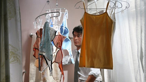 Bên cạnh đó, những người có biểu hiện lệch lạc thường có hành vi ngửi trộm mùi hương từ những đồ vật nhạy cảm của phụ nữ. (Ảnh minh họa)