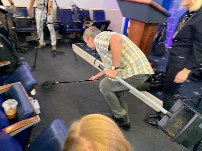 Các phóng viên đã có một phen bất ngờ trước sự xuất hiện của vị khách không mời. Ảnh: Twitter