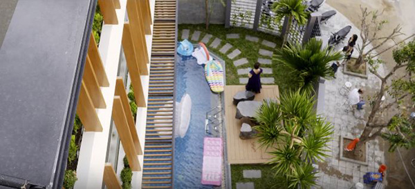 Biệt thự Kao House sở hữu sân vườn và bể bơi dành cho nhu cầu giải trí của người sử dụng