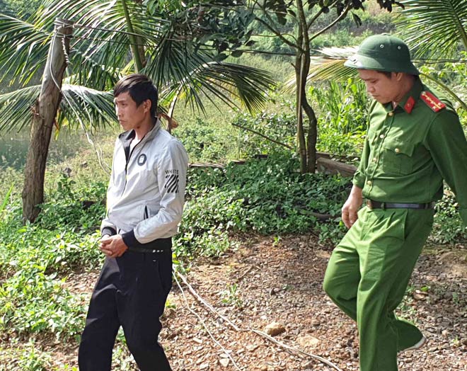 Nghi can Giàng A Dua được đưa đến hiện trường để phục vụ công tác điều tra.