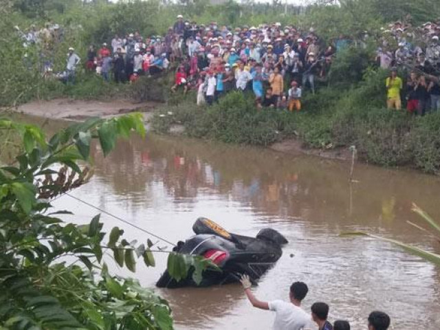 Sức khỏe đời sống - Vụ xe Mercedes lao xuống nước: 5 bước thoát hiểm khi ô tô rơi xuống nước