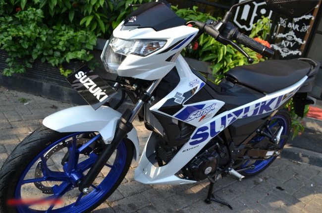 Cận cảnh mặt trước của 2020 Suzuki Satria F150 bản đặc biệt màu trắng.