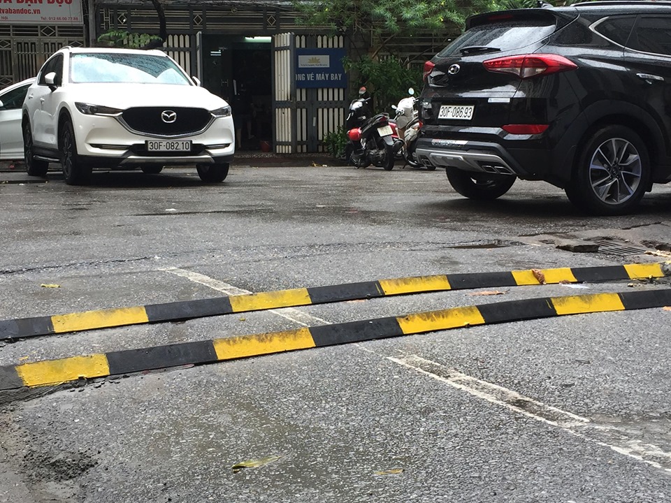 Hai thanh sắt được sơn màu đen và màu vàng