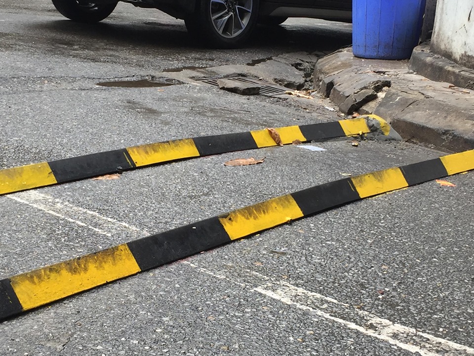 Ngày 2/10, một người dân đã thiết kế, lắp đặt gờ giảm tốc bằng sắt này để các phương tiện lưu thông qua chạy chậm lại, tránh xảy ra va chạm giao thông.