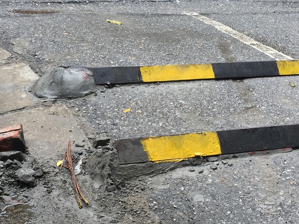 Hai bên đầu gờ giảm tốc được bịt bằng vữa xi măng.