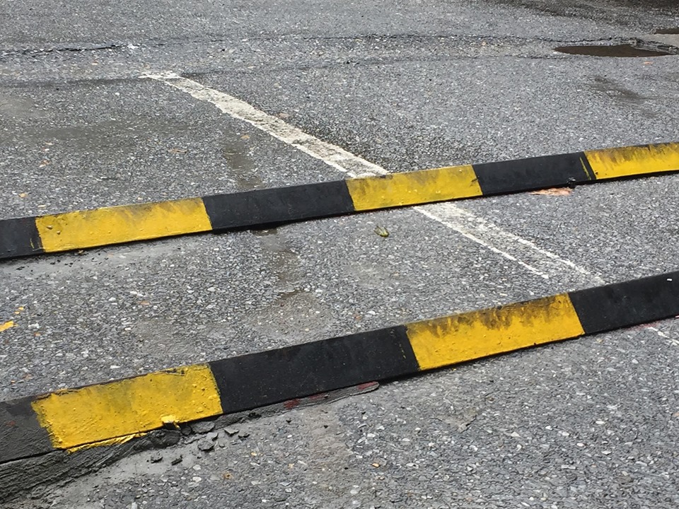  Gờ giảm tốc bằng thanh sắt có một cạnh nhọn, được gắn cố định xuống lòng đường