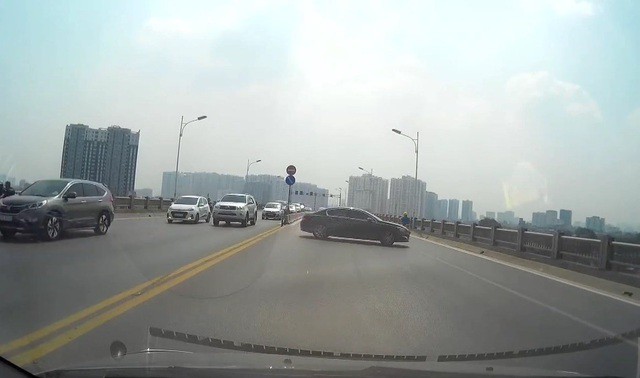 Hình ảnh nữ tài xế điều khiển xe ôtô quay đầu trên cầu Vĩnh Tuy