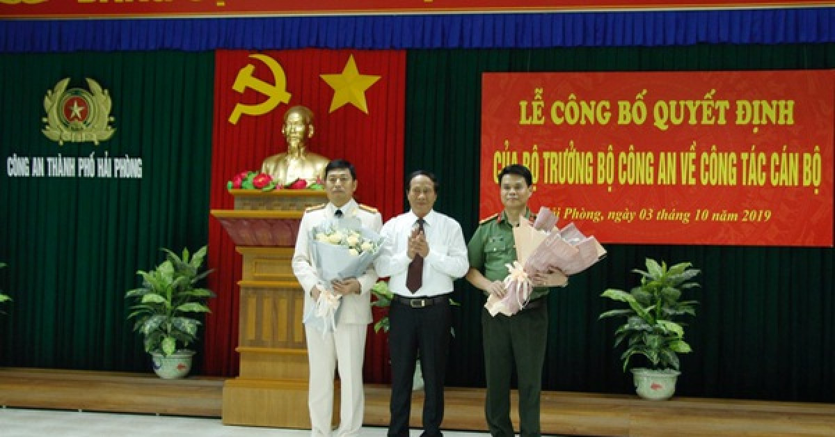 Bí thư Thành ủy Hải Phòng Lê Văn Thành tặng hoa tân Giám đốc Công an TP Hải Phòng Vũ Thanh Chương (trái) và tân Giám đốc Công an tỉnh Hải Dương Lê Ngọc Châu (phải)