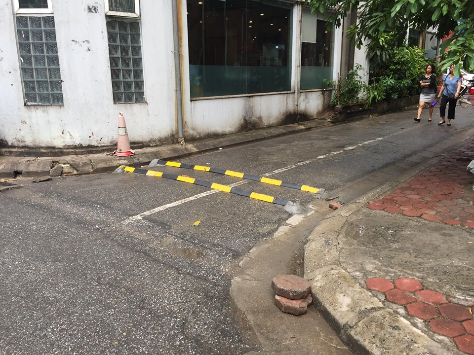 Gờ giảm tốc bằng thanh sắt có cạnh sắc được lắp trên đường