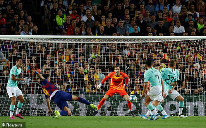 Pha ngả người bắt vô-lê thành bàn để đời của Luis Suarez