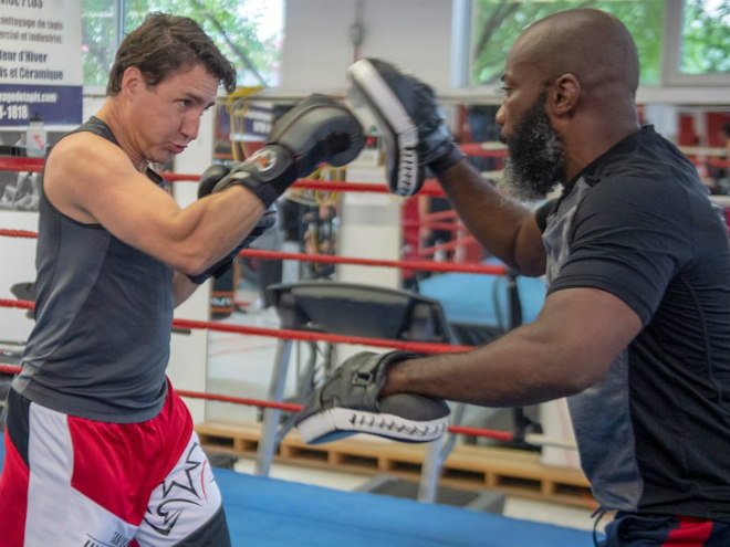 Thủ tướng Trudeau (bên trái) với niềm đam mê boxing