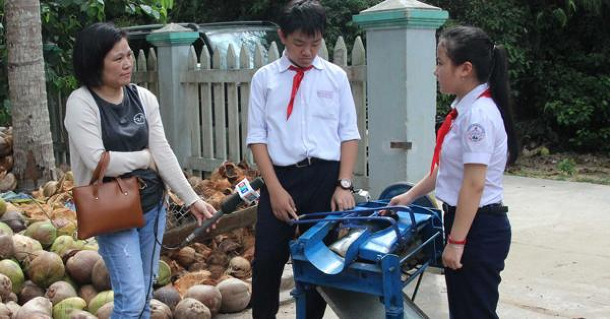 Giáo dục - du học - Máy bóc vỏ dừa 2 triệu đồng của hai học sinh lớp 8