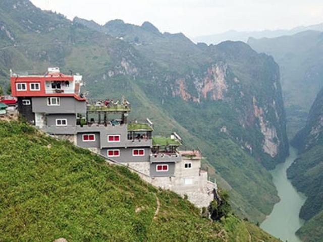 Hà Giang: Ai cho phép cắm "gai bê tông" trên đỉnh Mã Pí Lèng?