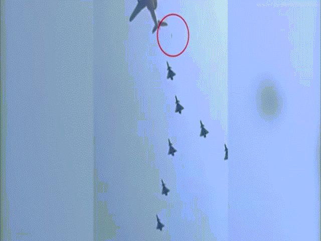 Thế giới - Video: Vật thể lạ rơi từ máy bay chở tư lệnh TQ trong lễ duyệt binh lớn nhất lịch sử?