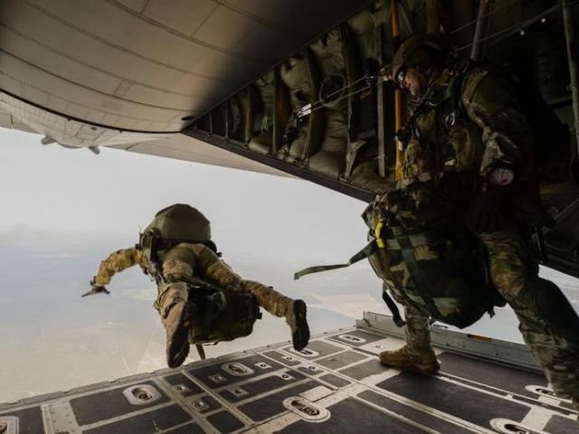 Thế giới - Đêm nhảy dù "ác mộng" của 23 binh sĩ Mỹ