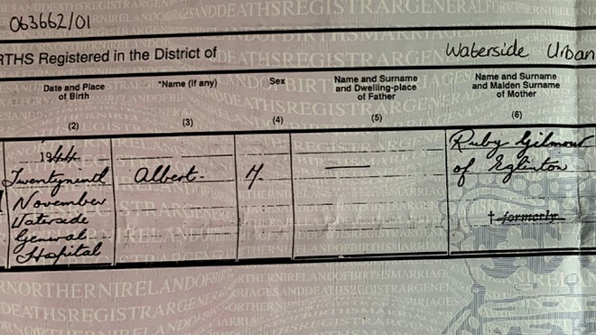 Giấy khai sinh của Albert bị bỏ trống cột tên cha.