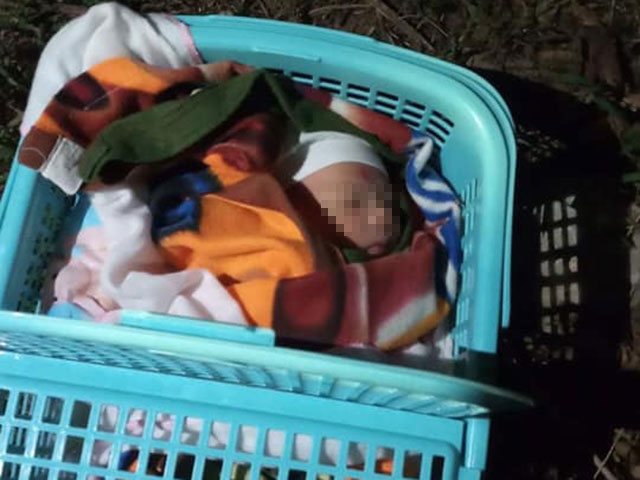 Bé trai bị bỏ rơi ở ven đường. Ảnh: Phong Nguyễn.