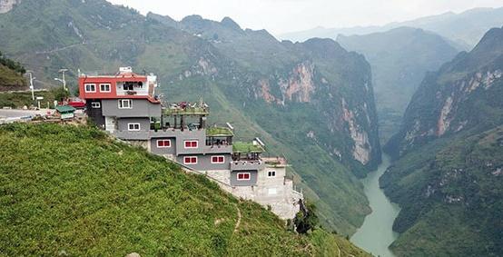Công trình xây dựng tại vị trí đắc địa, phá vỡ cảnh quan di tích, danh thắng cấp quốc gia Mã Pì Lèng. Ảnh: Dân Việt