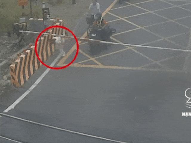 Bạn trẻ - Cuộc sống - Cô gái bất ngờ lao vào đường ray khi tàu chạy và cái kết