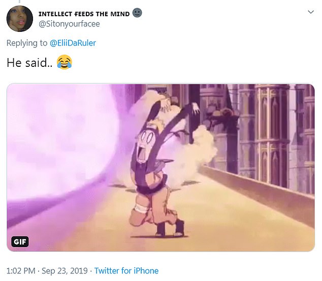 Cô gái "bá đạo" quyết vật bạn trai ra để "lấy mặt" mở khóa điện thoại - 2