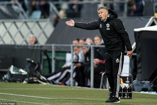 HLV Solskjaer căng thẳng chỉ đạo các học trò trên đường pitch