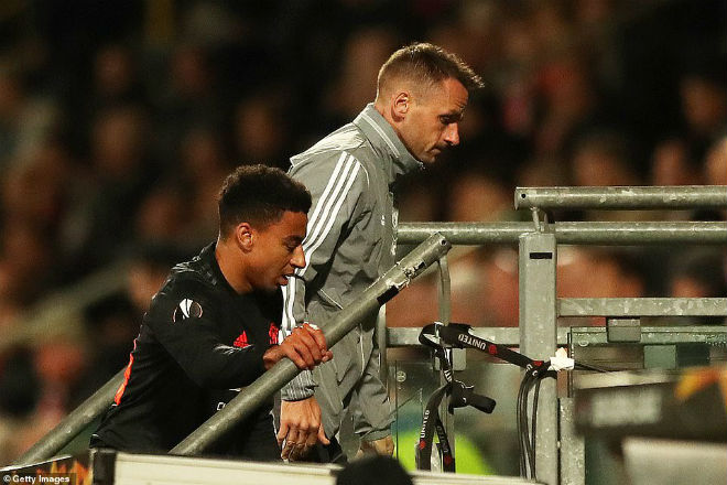 Tiền vệ vào sân thay người - Jesse Lingard dính chấn thương khiến MU phải chơi thiếu người cuối trận