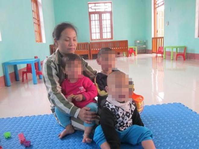 Những lúc nhớ con, Mạch Thị Ngọc lại vào nhà trẻ bế các cháu nhỏ cho đỡ nhớ.