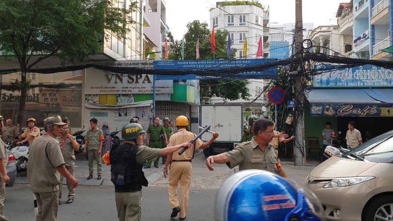 Lực lượng chức năng phong tỏa khu vực để thực nghiệm hiện trường vụ thẩm phán xâm phạm chỗ ở người khác. Ảnh: N.Tân