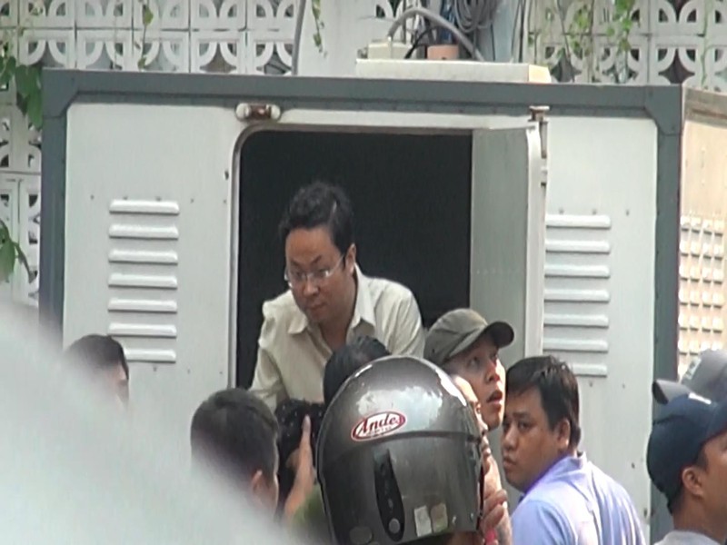 Ông Tùng được áp giải đến hiện trường. Ảnh: N.Tân