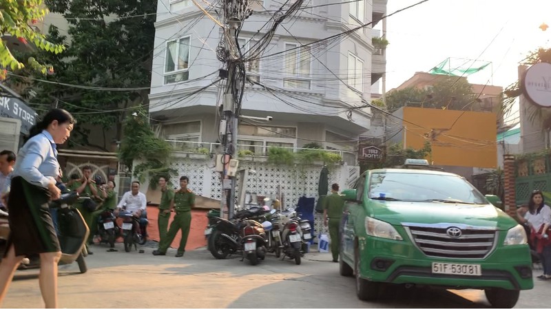 Chiếc taxi cùng tài xế hôm tranh chấp cũng được đưa đến trước ngôi nhà nói trên để thực nghiệm.