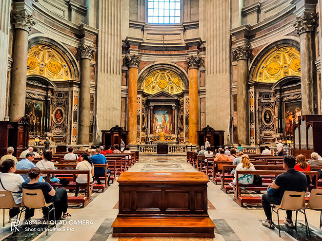 Khu vực chính điện của nhà thờ được chụp bởi Realme 5 Pro