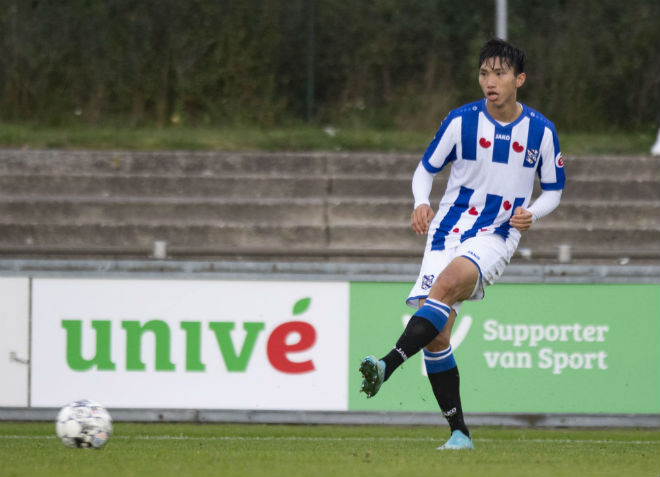 Văn Hậu đang chờ cơ hội đá trận ra mắt đội 1 của SC Heerenveen
