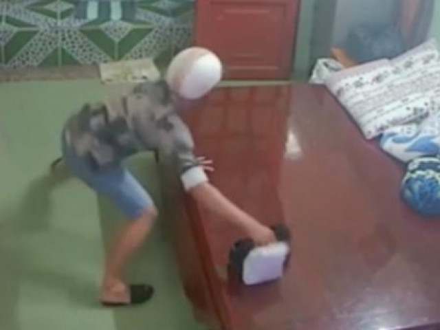 Pháp luật - Xác định có 2 nghi phạm lấy túi xách chứa tài sản trị giá 1,2 tỷ đồng