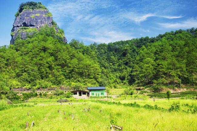 Dãy núi Wuyi ở tỉnh Phúc Kiến (Trung Quốc) là một trong những kỳ quan thiên nhiên đẹp nhất ở phía đông nam Trung Quốc và cũng là di sản thế giới được UNESCO công nhận.