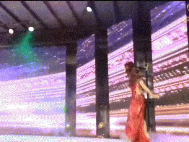 Thí sinh Hoa hậu Trái đất Myanmar ngã sóng soài trên sân khấu. 