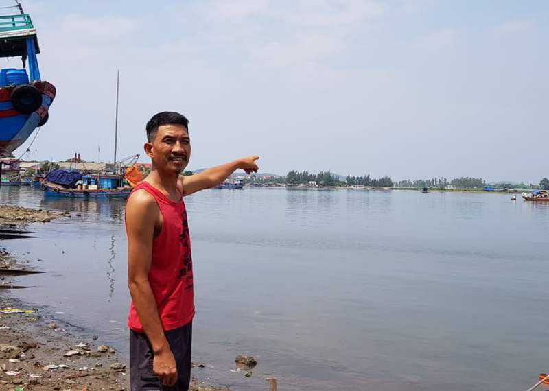 Ông Phan Văn Trọng chỉ tay về phía sông Bạng, nơi anh và 2 người dân khách đã cứu sống 5 cháu nhỏ thoát khỏi đuối nước