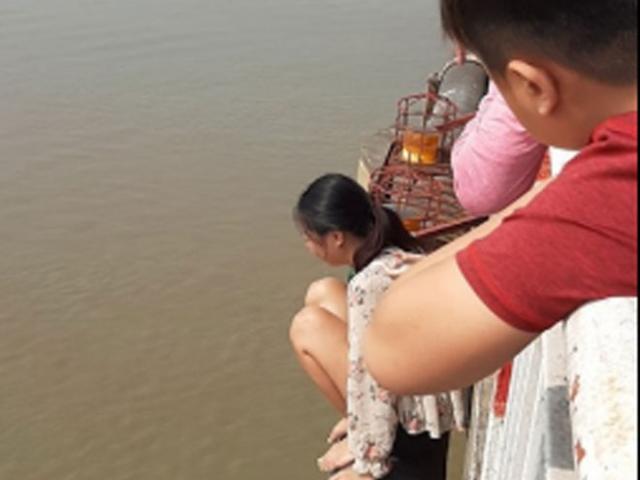 Tin tức trong ngày - Nóng 24h qua: Hơn 1 giờ nghẹt thở giải cứu người phụ nữ "làm xiếc" trên cầu Chương Dương