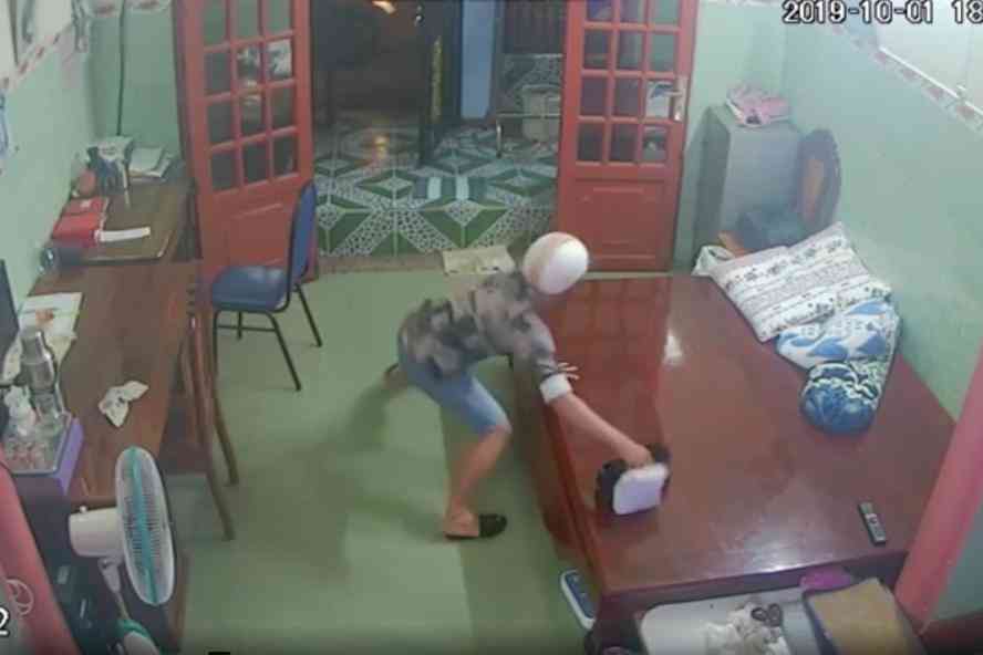 Hình ảnh nghi phạm lấy trộm túi xách.