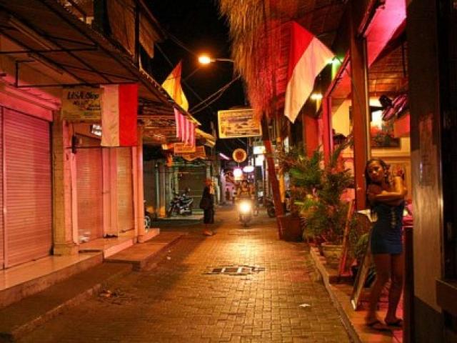 Thế giới - Gái mại dâm Indonesia ngồi một chỗ "vẩy ngón tay" kiếm khách thế nào?