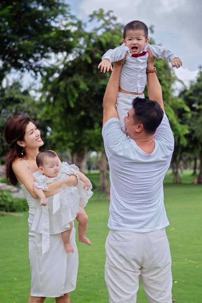 Sau cú sốc hôn nhân đầu, Oanh Yến công khai bạn trai mới&nbsp;đã gắn bó với cô 4 năm. Cả hai có chung 3 người con và một bé đang nằm trong bụng mẹ.&nbsp;