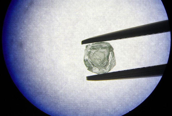 Cận cảnh viên kim cương 800 triệu năm tuổi. Ảnh: Alrosa