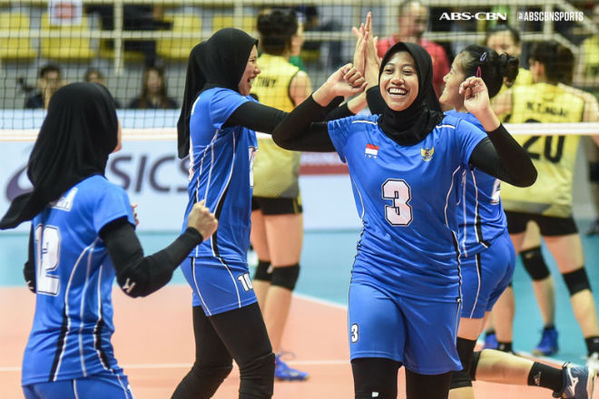 ĐT nữ Indonesia (áo xanh dương) đã chơi ấn tượng trong những thời khắc quyết định khi đối đầu ĐT nữ Việt Nam (áo vàng)
