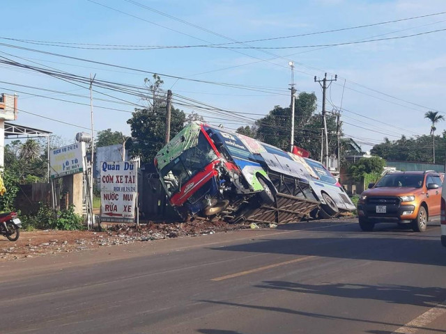 Tin tức trong ngày - Xe khách đi sai phần đường tông "bay" ô tô bán tải