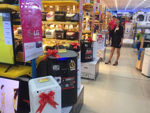 Các siêu thị điện máy tăng cường trưng bày các loại máy lọc không khí nhằm thu hút sự chú ý của người tiêu dùng