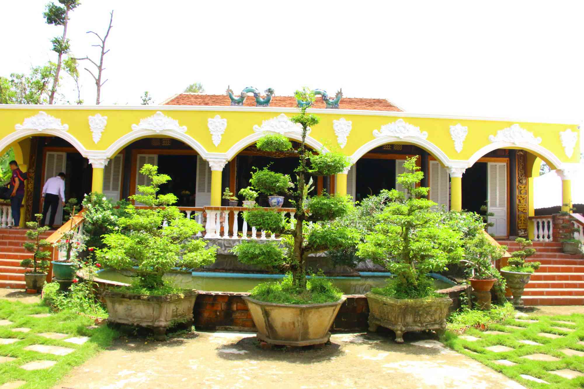 Bên trong ngôi nhà được bày trí vô cùng bắt mắt, phong thủy với nhiều vật dụng mang dáng dấp một căn nhà của bá hộ thời phong kiến
