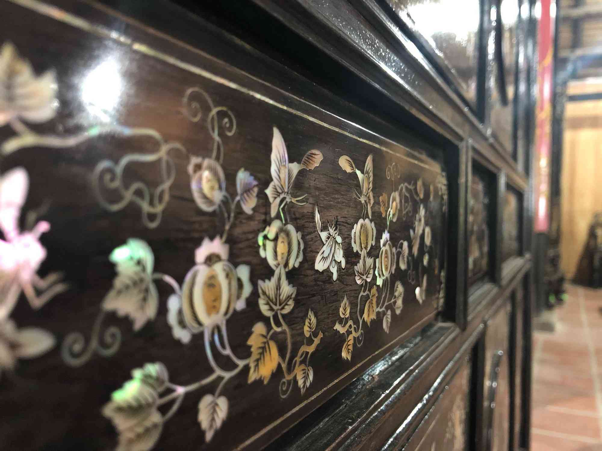 Chất liệu gỗ tủ thờ cổ được chạm khắc tinh xảo